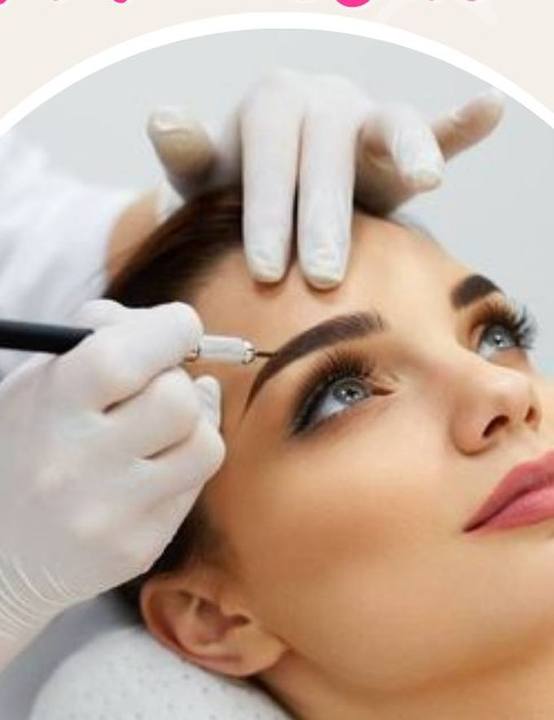 Profesional perfilando cejas con lápiz
